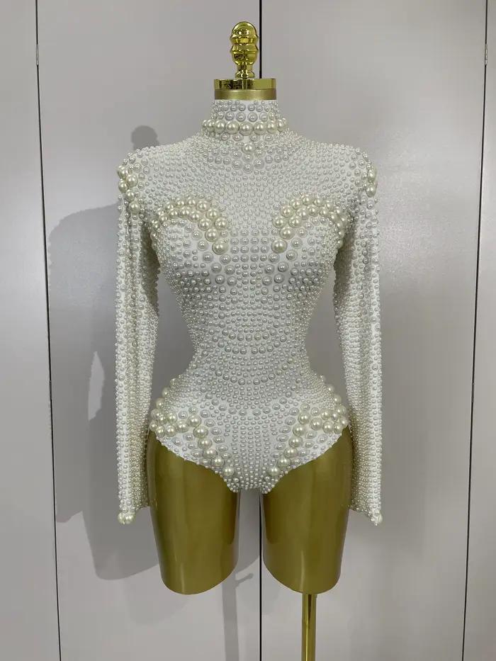 Combinaison extensible blanche à manches longues entièrement perlée pour femme, idéale pour les soir