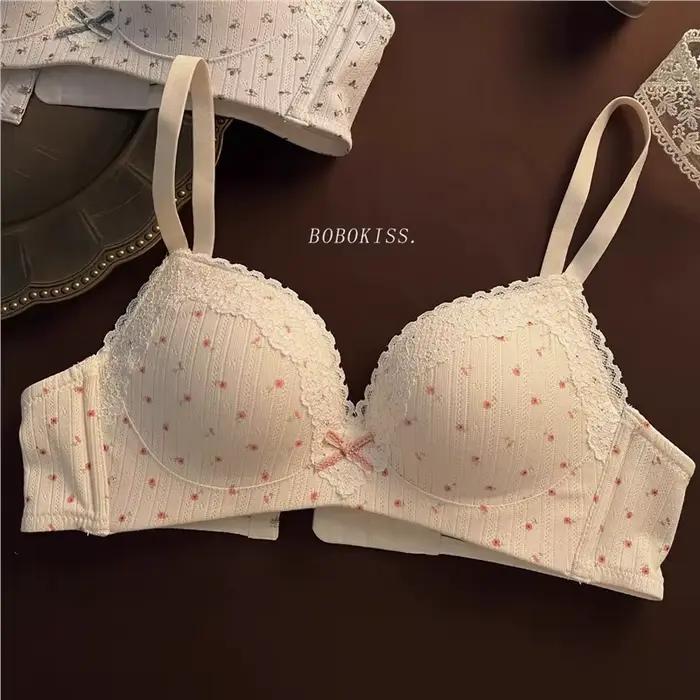 Petits seins rassemblés pour regarder plus grand, lingerie douce et sexy garnie de dentelle pour les