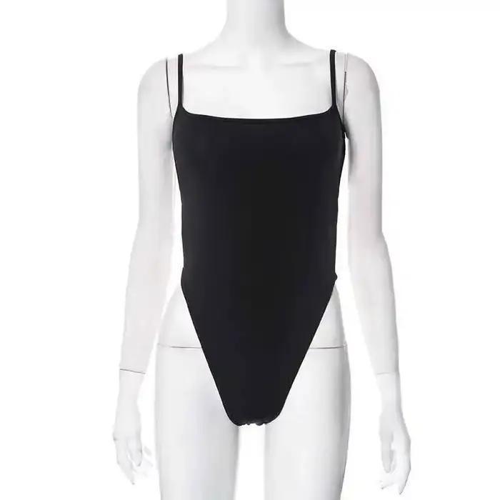 Body string sexy noir à dos croisé et découpes hautes, style caraco à fines bretelles, tenue de soir