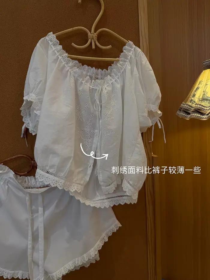 Ensemble pyjama femme en coton brodé avec dentelle, haut à manches bouffantes et short – Tenue d'int