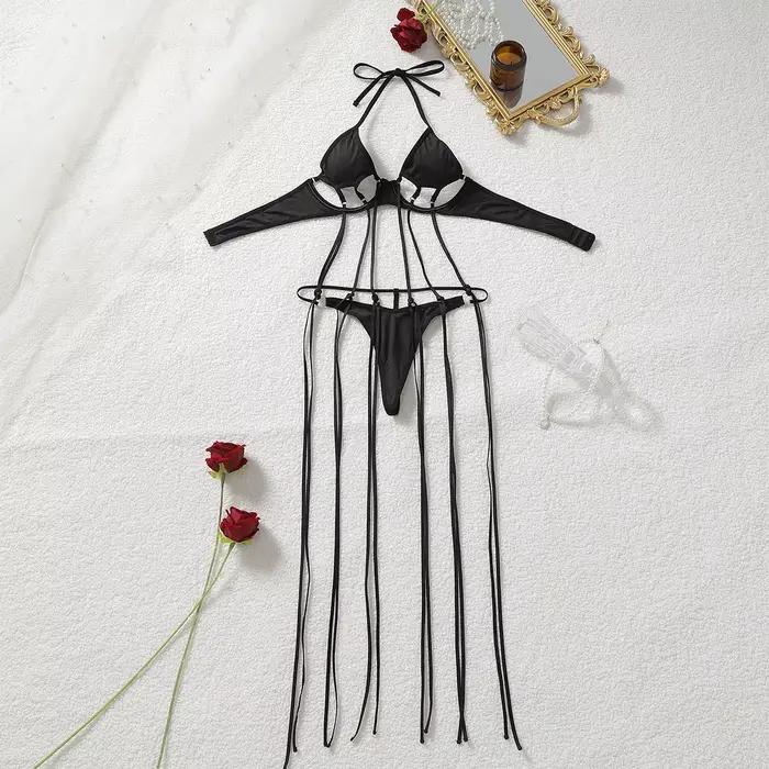 Lingerie sexy et tendance 2026, style jeune femme, une pièce, à découpes, à lacets, avec empiècement