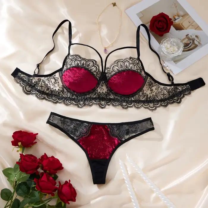 Lingerie sexy avec soutien-gorge transparent floral. L'allure d'un ensemble de lingerie pour la nuit