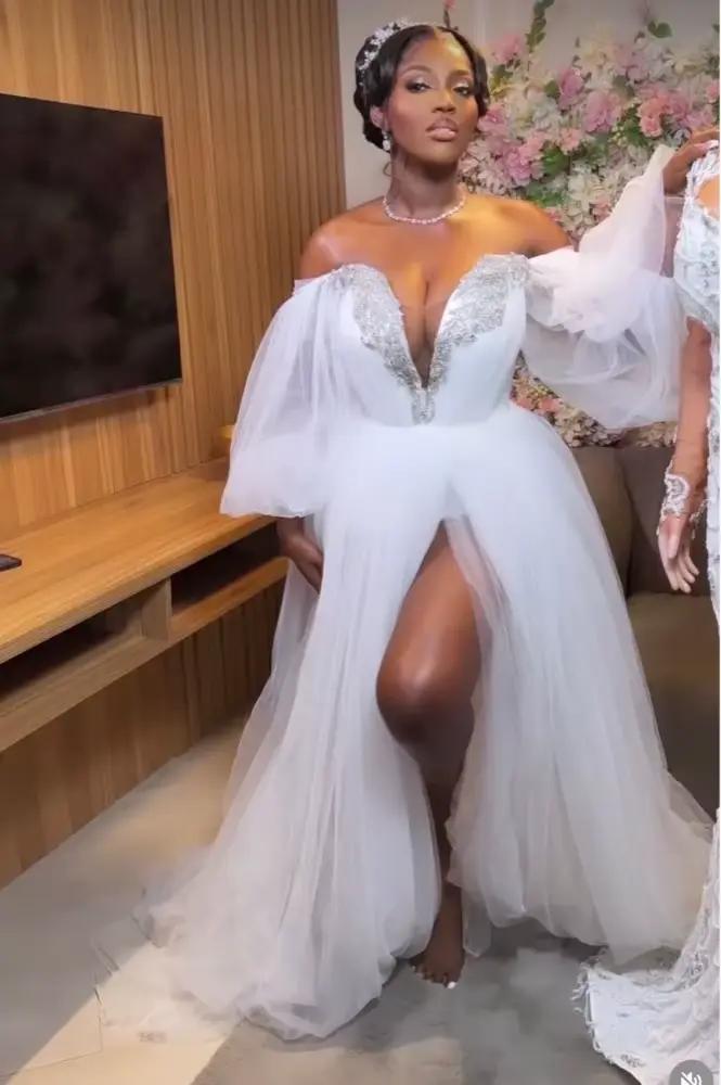 Robes de mariée blanches 2026 pour future mariée nigériane, épaules dénudées, fente latérale, en tul