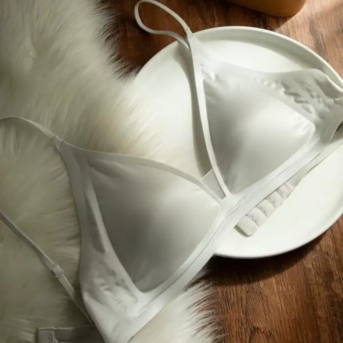 Soutien-gorge en satin laiteux à col en V profond, maintien doux, bretelles ajustables, sans couture
