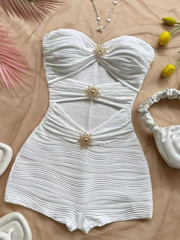 Combinaison moulante blanche d'été, sans bretelles avec accents métalliques soleil