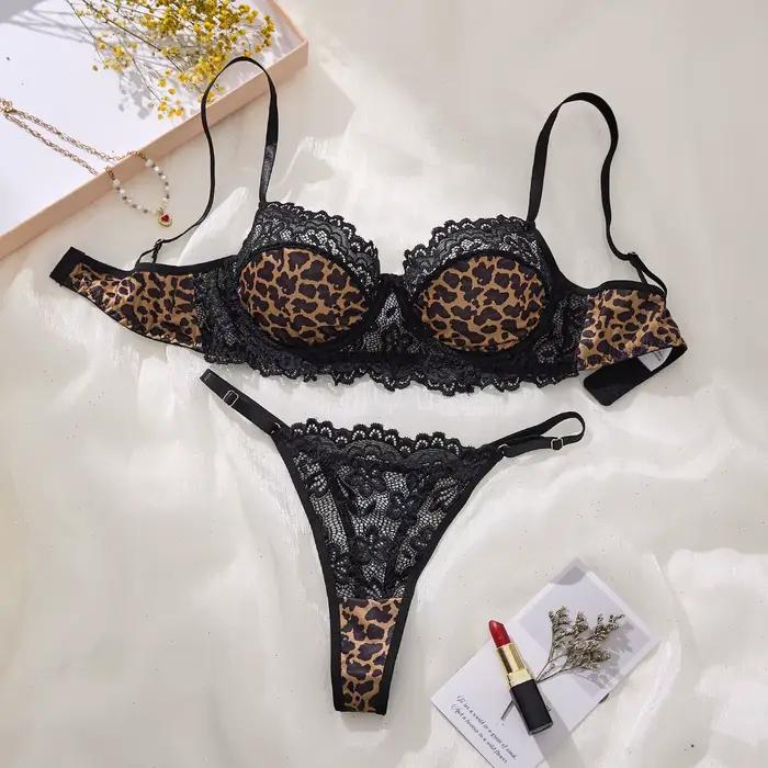 Ensemble de lingerie noire sexy, orné d'imprimés léopard et de motifs floraux. Le design en dentelle