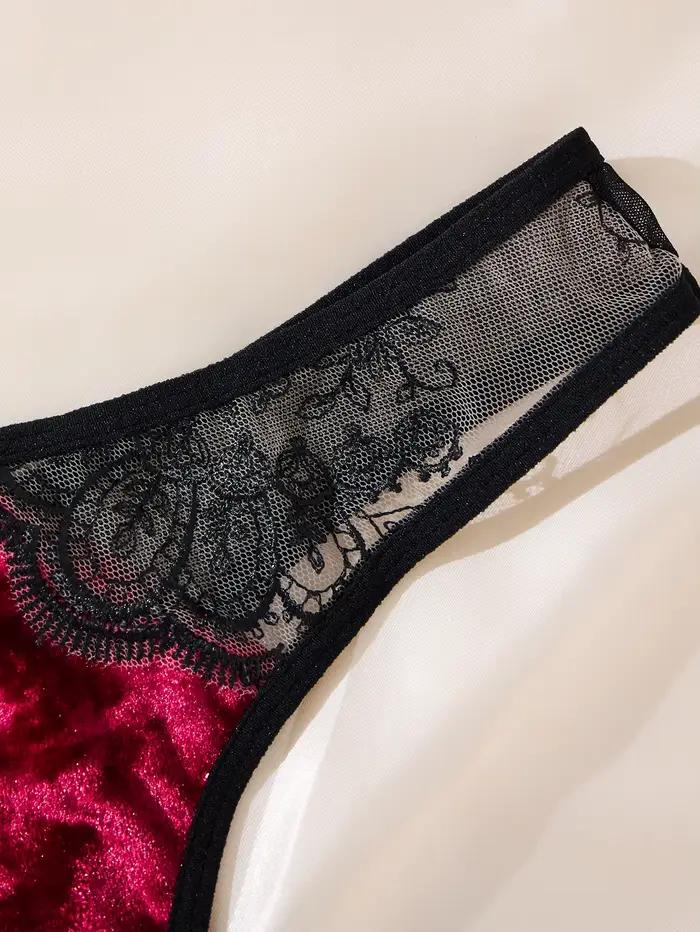 Sexy čipkovaná podprsenka s kvetinovým vzorom. Vzhľad kompletu na Valentínsku noc. Sada