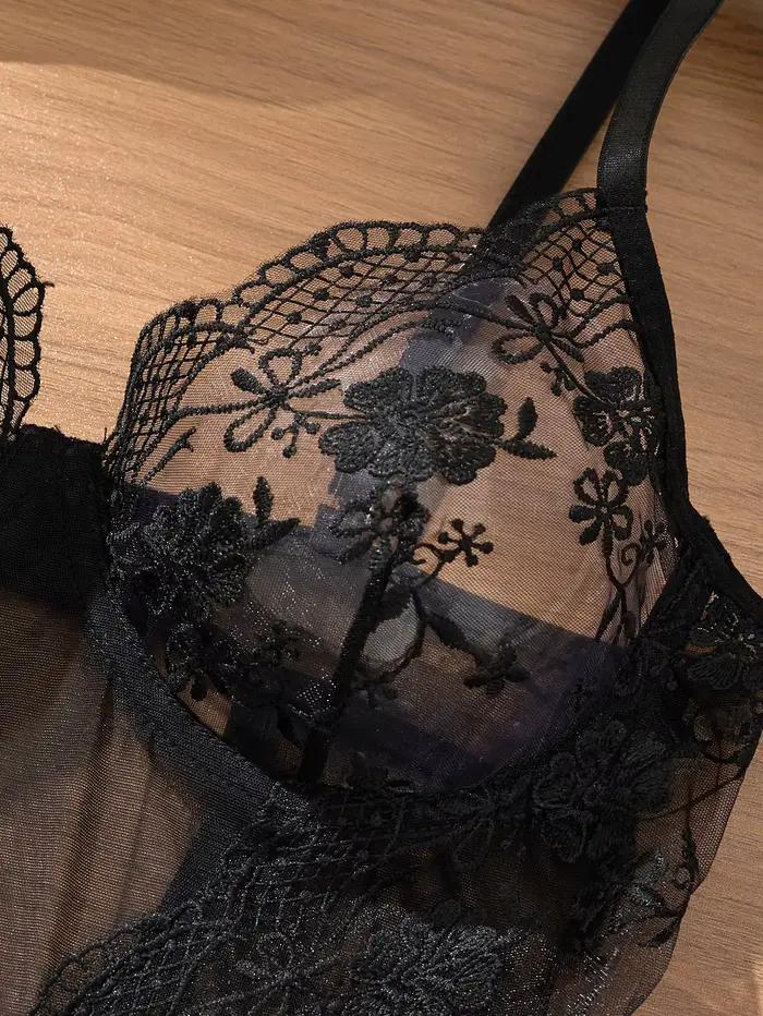 Body en dentelle noire avec broderie florale, culotte triangle taille haute, design à bretelles, découpe galbée pour mettre en valeur les courbes féminines occassions spéciales femmes elegance sophistiquée