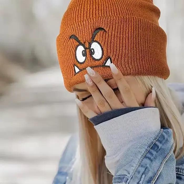Pletená čiapka s vyšívaným nahnevaným výrazom