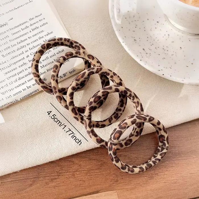 Elastická gumička do vlasov s leopardím vzorom