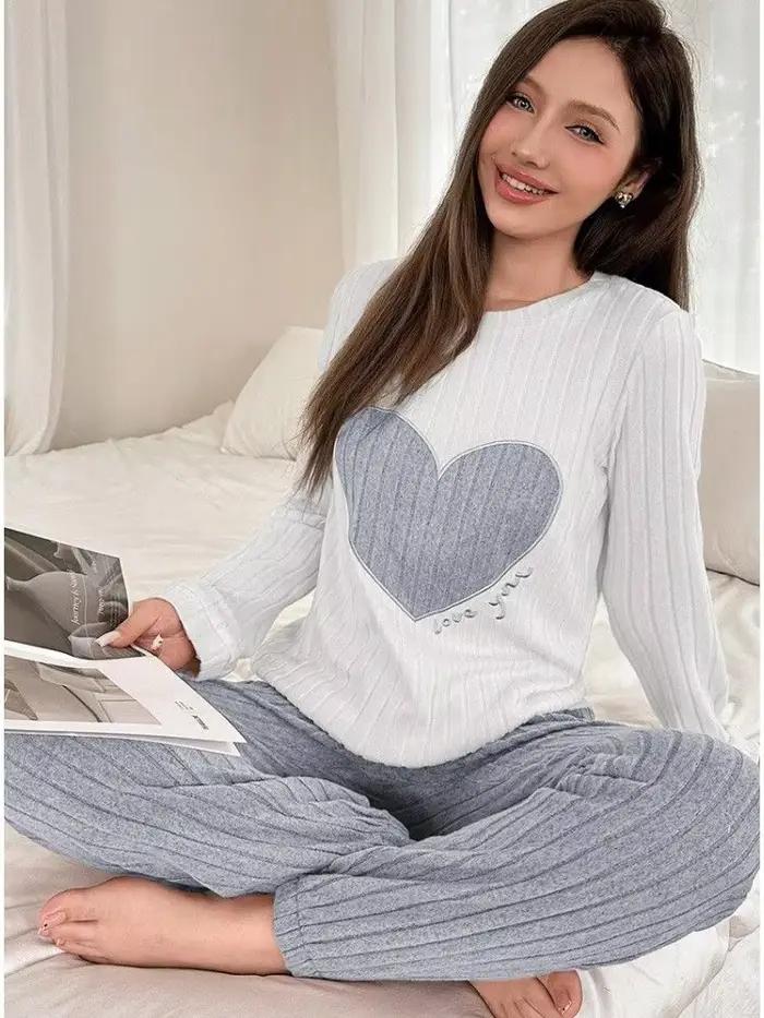 Dámske pohodlné pyžamo s flísovou podšívkou