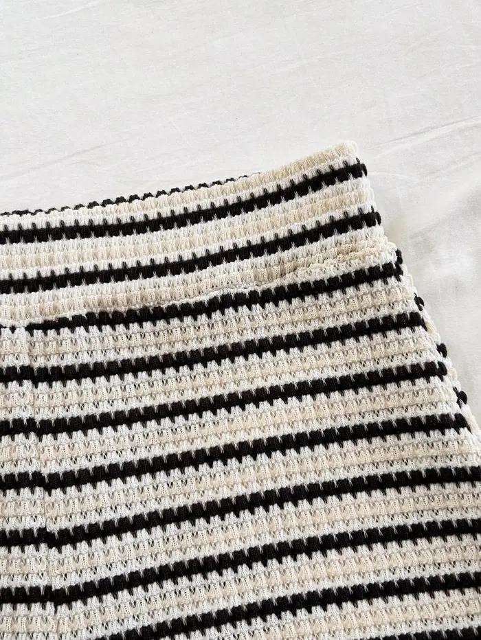 Elegantný dvojdielny pásikavý set pre ženy s motýlikovým topom a vysokým pásom šortiek