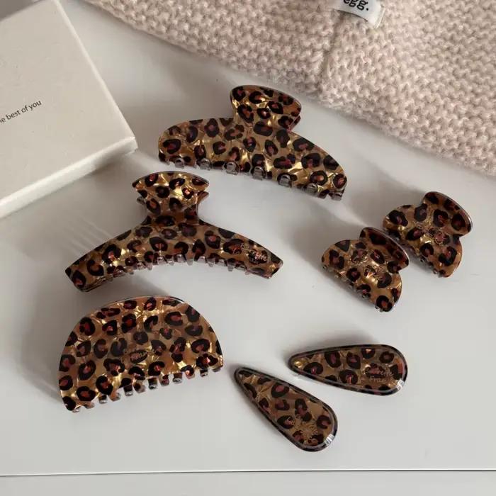 Vlasová spona z acetátu s leopardím vzorom