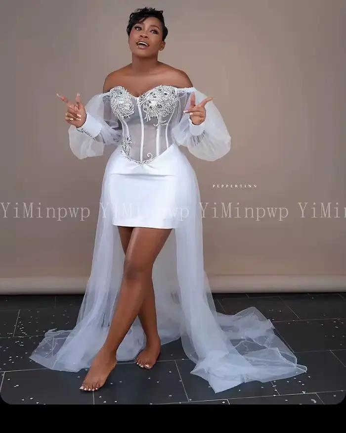 Robes de mariée blanches pour mariée, Robes de mariée africaines, épaules dénudées, manches longues, haut et bas, avec des Appliques en cristal argenté, personnaliséesRobes de mariage blanches pour ma