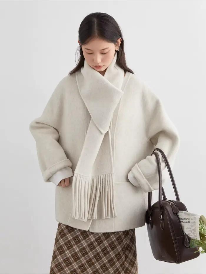 Lâche en laine et polyester Chic Ven pour femmes, style bureau-dame, automne-hiver, col rond, boutonnage simple, pompons装饰去掉最后的装饰部分，并确保HTML格式正确。