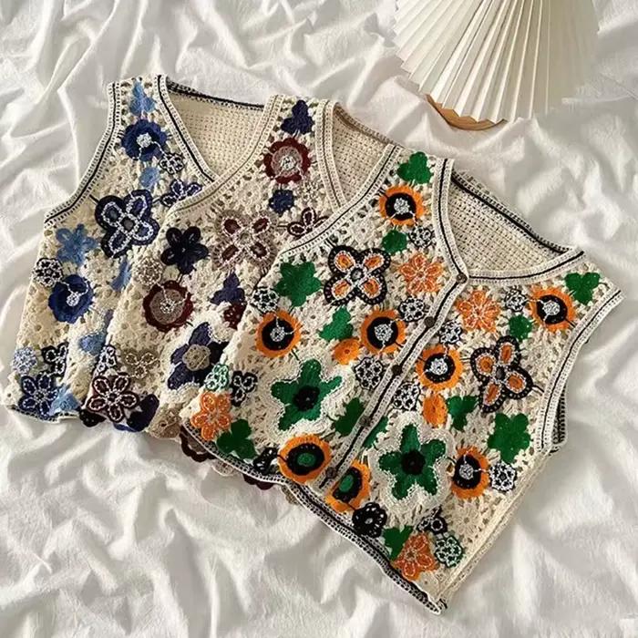 Dámske vintage háčkované prelamované vesty s etnickými perličkami a farebnou kvetinovou výšivkou bez rukávov