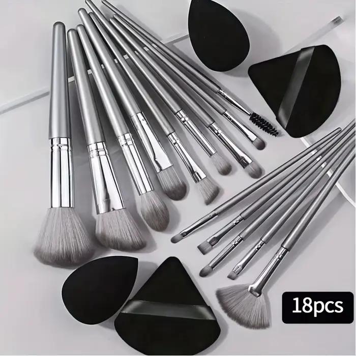 Profesionálna sada 14 strieborných kefiek na make-up | Obsahuje 2 zamatové nadýchané púdre + 2 miešacie hubky