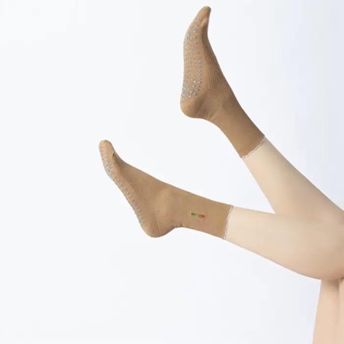 Dámske ponožky na jogu a pilates s vyšívanými kvetmi