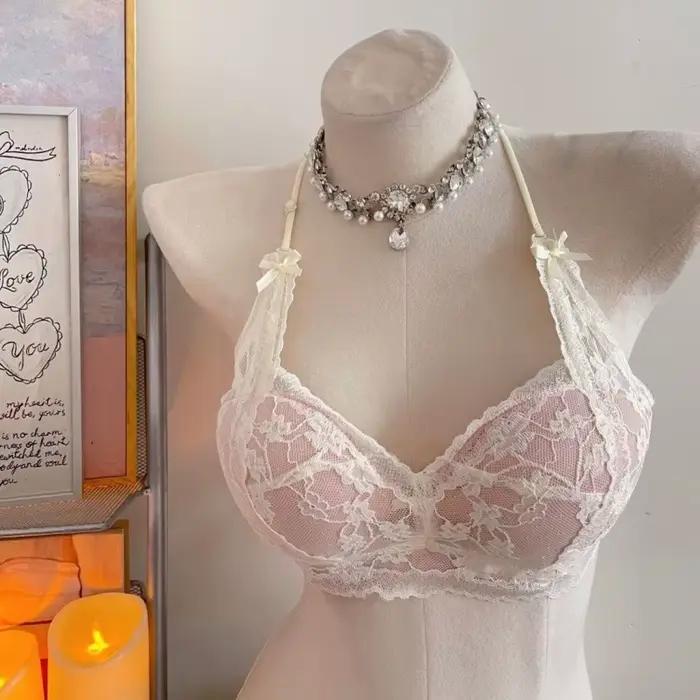 Čipkovaná sexy bielizeň odhaľujúca krk a ramená s naberaným vrchom podopierajúcim podprsenku