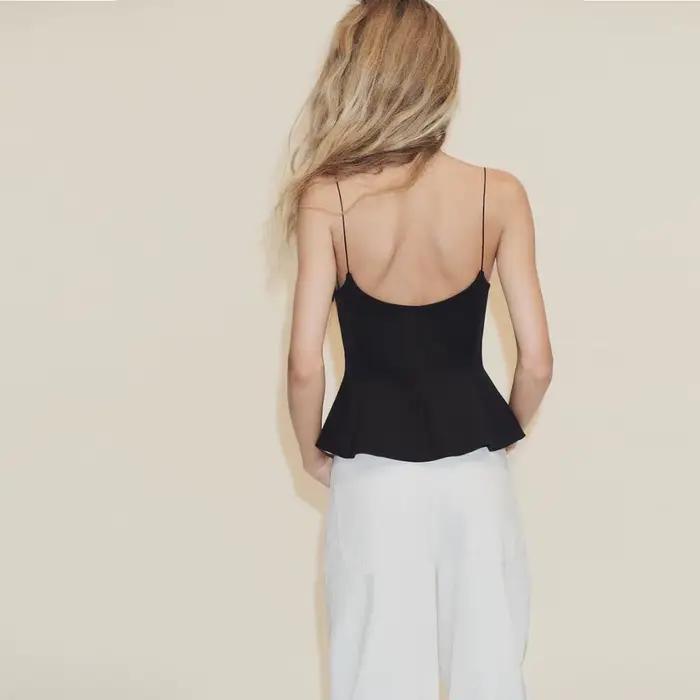 Pohodlná košeľa pre ženy - Jarný/letný štýl. Elastické ramienka. Okrúhly výstrih. Sexy dizajn. Priliehavý strih.
