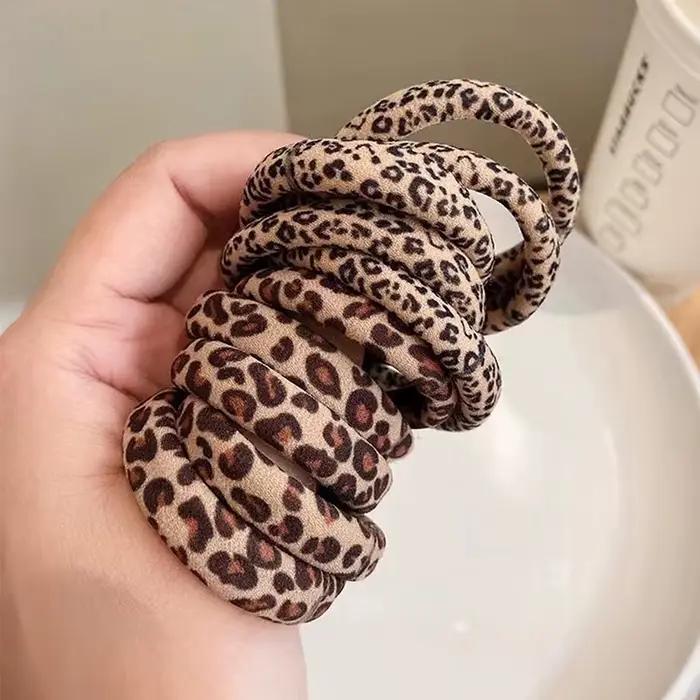 Elastická gumička do vlasov s leopardím vzorom