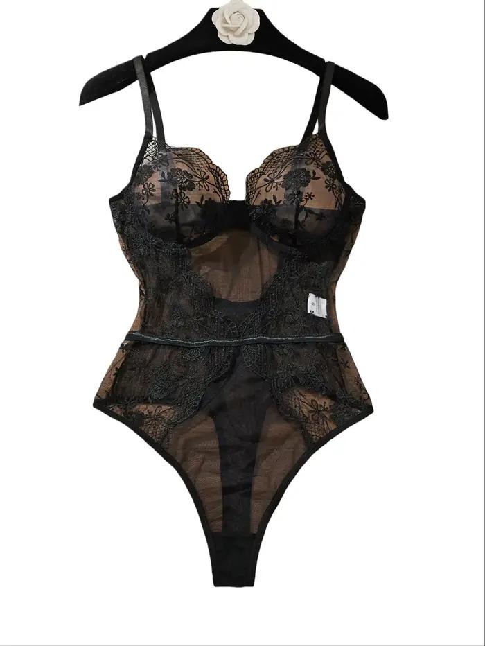 Body en dentelle noire avec broderie florale, culotte triangle taille haute, design à bretelles, découpe galbée pour mettre en valeur les courbes féminines occassions spéciales femmes elegance sophistiquée