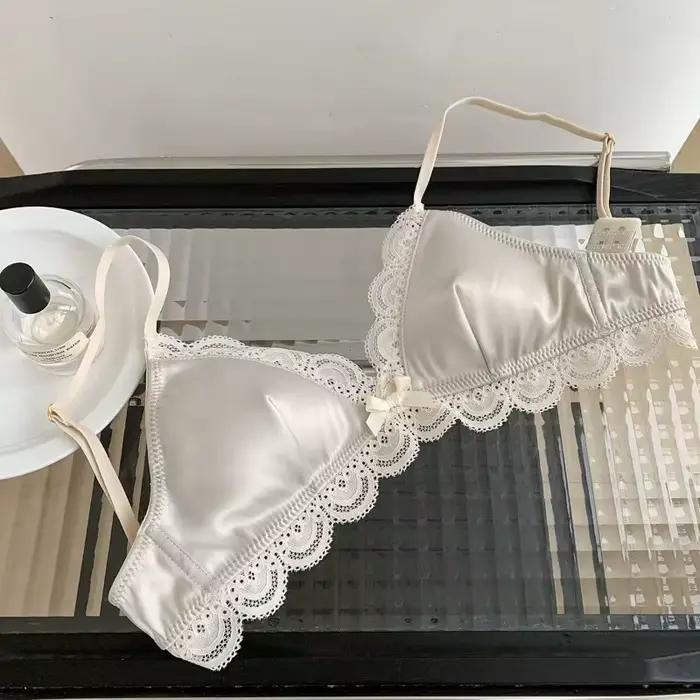 Soutien-gorge en dentelle à nœud en forme de triangle de style coréen pour femmes Petite poitrine Sous-vêtements en satin Doux respirant Confortable Soutien-gorge doux