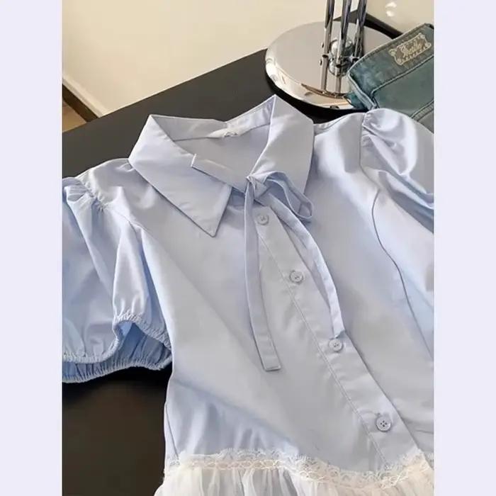Chemise pour femme en bleu clair avec col à nœud papillon et ourlet en dentelle