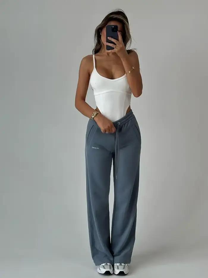 Jednofarebné sexi body s nízkym strihom