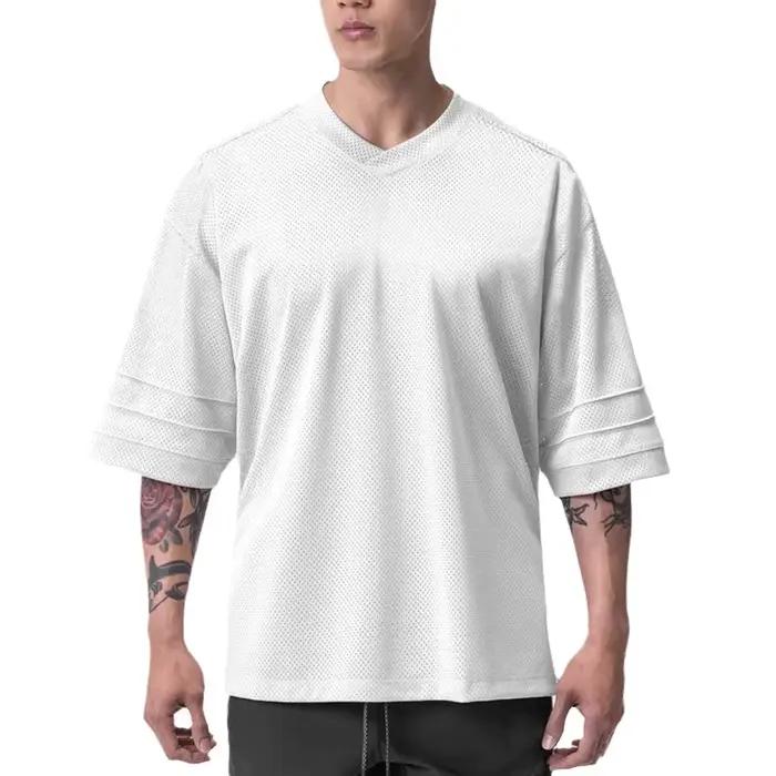 Pánske bežecké tričko oversize so spadnutými ramenami a výstrihom do V