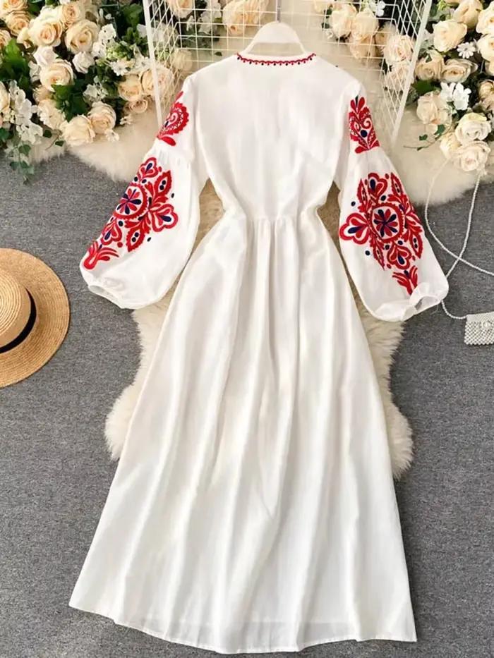 Robe bohème brodée avec manches lanternes pour femmes, élégante et versatile, idéale pour les occasions spéciales et le quotidien