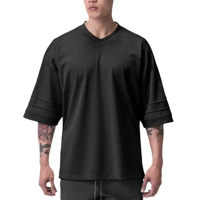 Pánske bežecké tričko oversize so spadnutými ramenami a výstrihom do V