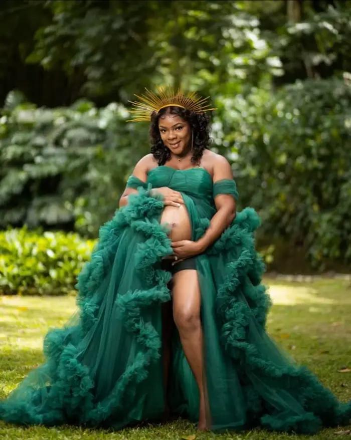 Robe tutu de maternité pour séance photo – Tissu en tulle transparent avec fente haute sur le devant, détails à volants et silhouette fluide.Lingerie
