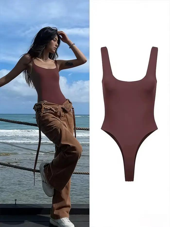 Body côtelé sexy à col en U, décolleté bas, taille haute et coupe ajustée. Bretelles au dos et fermeture à boutons-pression. Look parfait pour l'été des filles branchées!