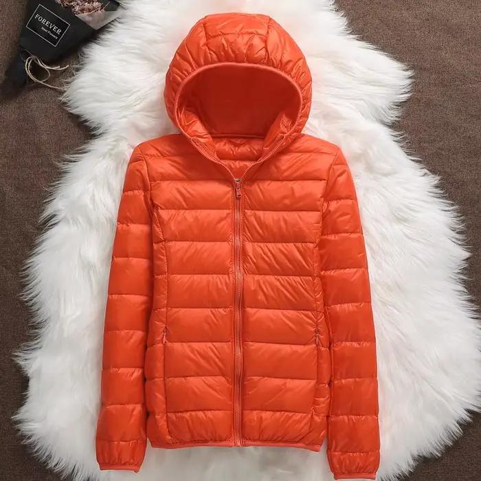 Manteau léger en nylon pour femmes avec capuche et duvet de canard blanc pour l'automne et l'hiver style bureau élégant à offrir
