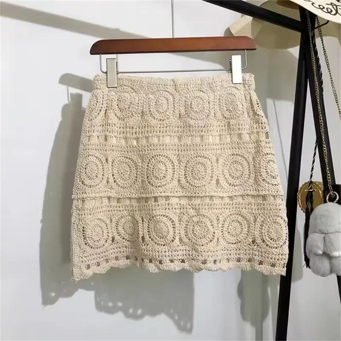 Dámska háčkovaná mini sukňa s dierkovaným vzorom