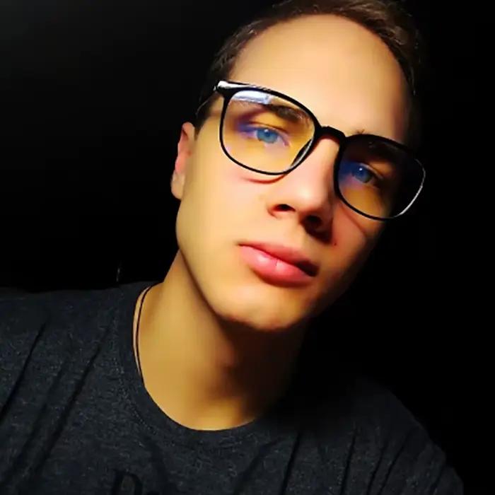 Priehľadné hranaté počítačové okuliare
