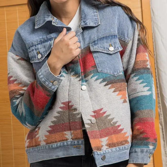 Džínsový patchworkový kabát-svetr volného strihu s klopami a dlhými rukávmi