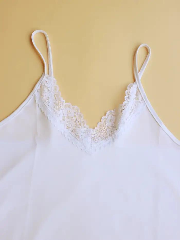 Dámske pyžamo - módna, elegantná a sexi košeľa s čipkovanými ozdobami. Jednofarebné šaty.