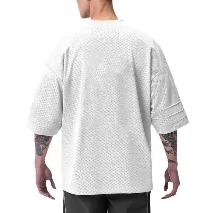 Pánske bežecké tričko oversize so spadnutými ramenami a výstrihom do V