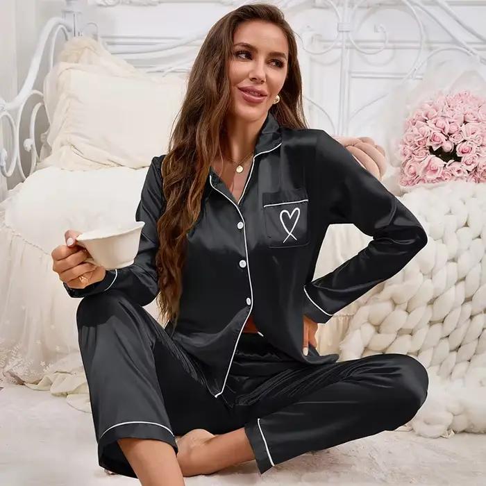 Pyjama féminin automnal doux en polyester et élasthanne avec broderie cœur et manches longues pour nuits et soirées détente