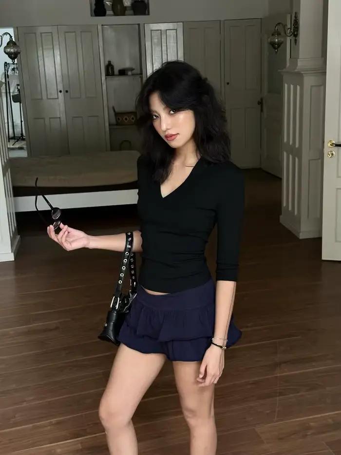 Yedinas čierne tričko s výstrihom do V Streetwear pre ženy