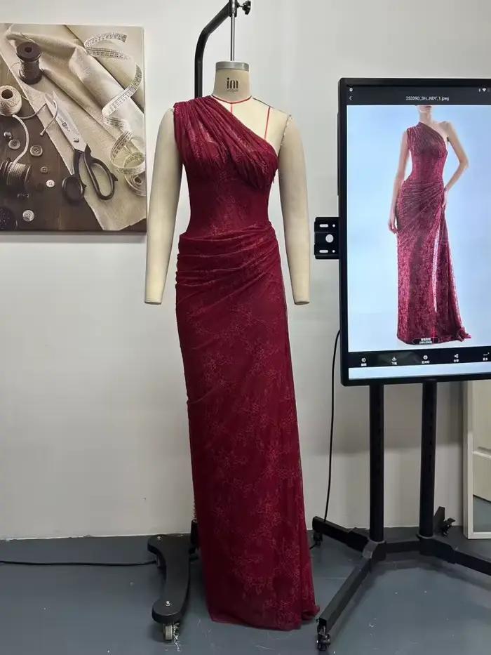Elegantné dlhé bordó čipkované šaty na jedno rameno pre ženy – Drapované večerné
