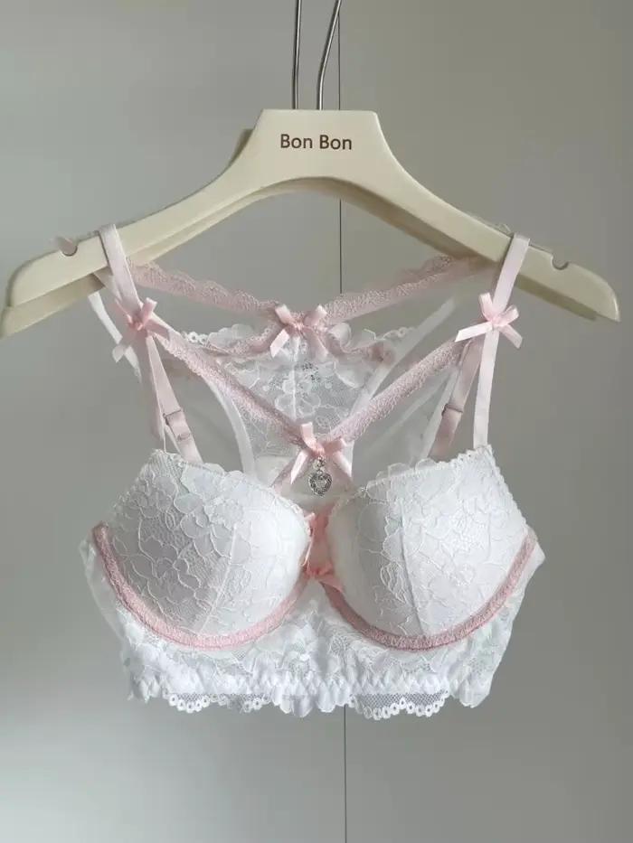 Ensemble de lingerie sexy violet avec soutien-gorge push-up à bretelles pour petites poitrines, bonnets froncés à armatures croisées, idéal pour les soirées féminines