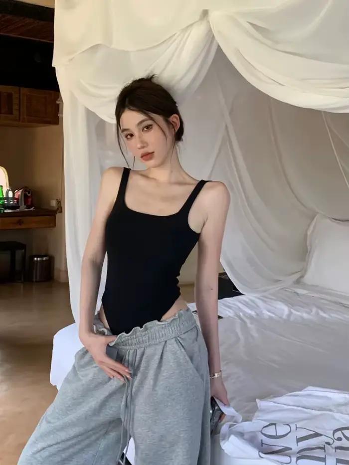 Body côtelé sexy à col en U, décolleté bas, taille haute et coupe ajustée. Bretelles au dos et fermeture à boutons-pression. Look parfait pour l'été des filles branchées!