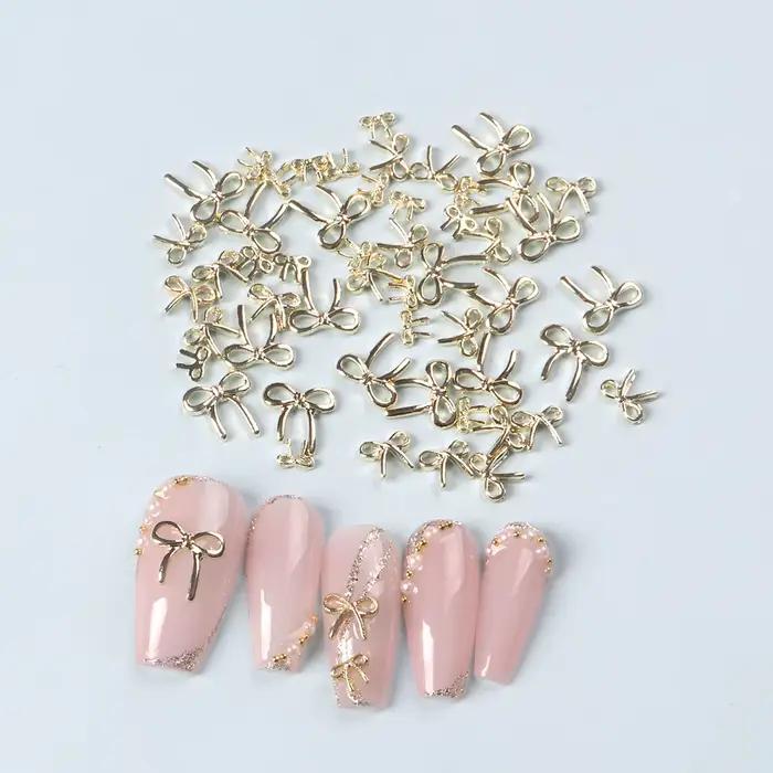 50 kusov mix viac veľkostí 3D zlaté motýlikové prívesky na nechty z kovovej zliatiny Nail Art manikúra šperky
