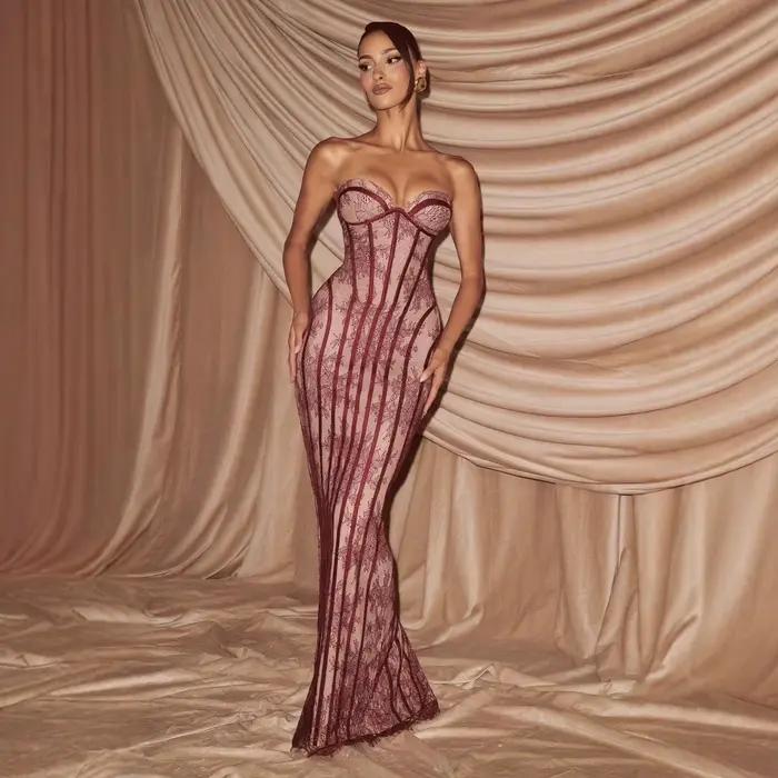 Robe longue moulante en dentelle 2026 avec corset, motif côtelé vertical complexe, coupe ajustée pour soirée et fête pour femme