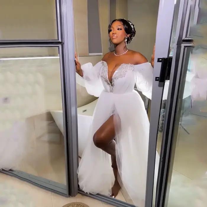 Robes de mariée blanches 2026 pour future mariée nigériane, épaules dénudées, fente latérale, en tulle et cristaux, robe de douche nuptiale personnalisée