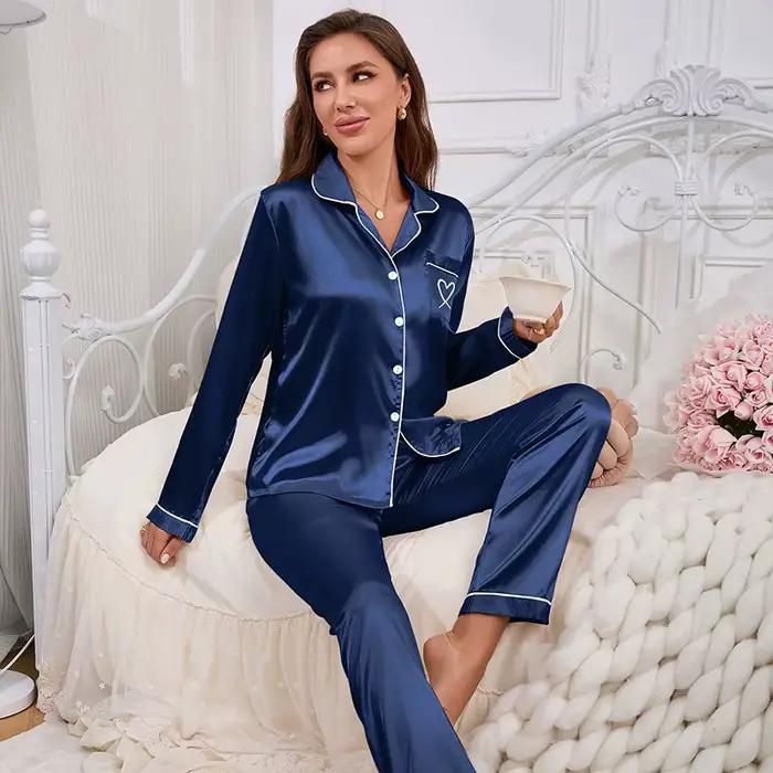 Pyjama féminin automnal doux en polyester et élasthanne avec broderie cœur et manches longues pour nuits et soirées détente