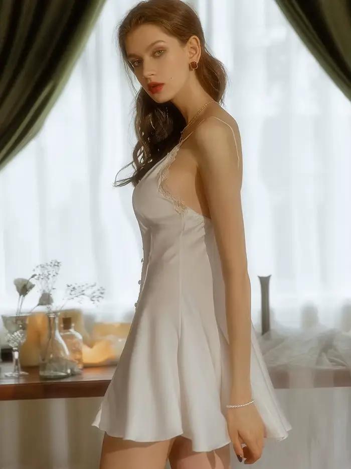 Chemise de nuit pour femme avec boutons décoratifs, style romantique français, à bretelles, coupe trapèze, en satin de soie, tenue de nuit décontractée, pour mariée